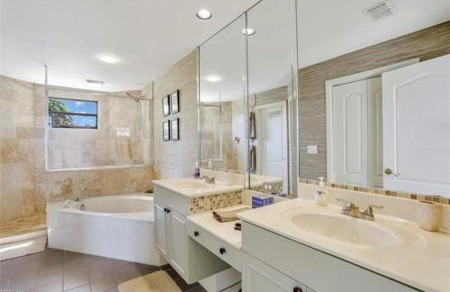 SUPERB LAKESIDE VILLA WITH PRIVATE POOL NAPLES - Foto 8