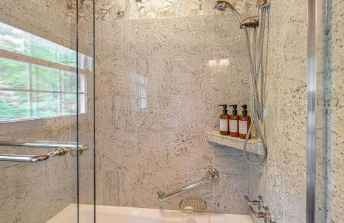 Enchanting Highlands Cottage with Pond and Waterfall - Foto 21