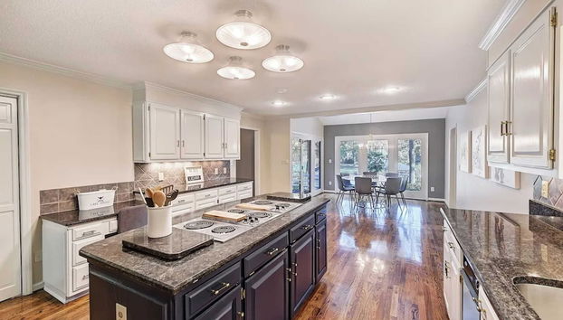 Lakefront Home Private Dock, Tiki Bar, Firepit Shore to Please by Avantstay - Foto 4, Interior