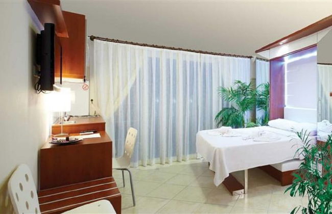 Seahorse Deluxe Hotel - Photo 4