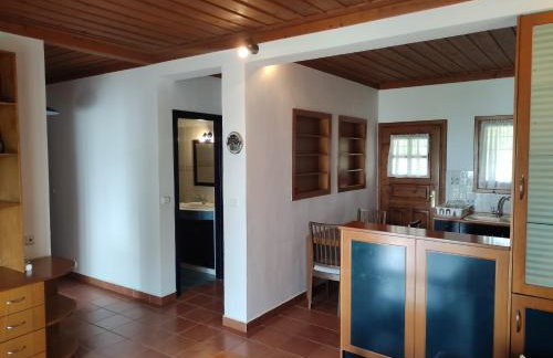 Bright, Beachfront Apartment with free parking and garden - Photo 4