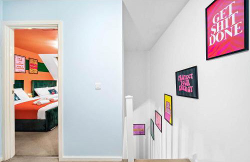 Stylish Manchester 4 Bed House with Garden - 4 Doubles Beds & 1 Single Bed - Sleeps 9 - Salford - FREE PARKING - SMART TVs in every bedroom - FREE NETFLIX - 6 min to City Centre, Close to Trafford Centre, Etihad Stadium, Manchester Arena, Clubs & more - Foto 25