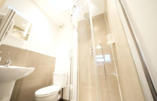 Private Rooms-Private Bathrooms-Near Airport- CABIN CREW paradise - Foto 23