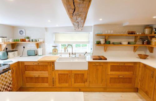 Beautiful 3BD Thatched Stone Cottage Kettering - Photo 23