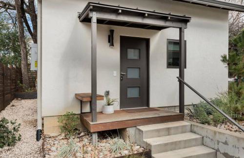 Cozy Bungalow Retreat Walking Distance to Downtown - Photo 7