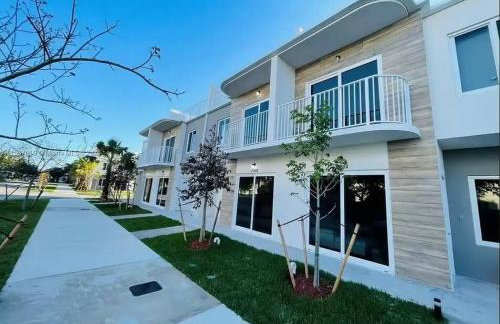 NEW 3 Story in Homestead- 3/2.5 Balcony & Rooftop - Foto 2