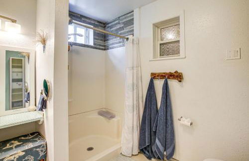 Hot Tub, Deck and Mtn Views Nine Mile Falls Duplex - Foto 15