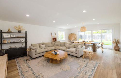 Seaside Home Modern Retreat with Breathtaking Views and Beachside Charm - Foto 8