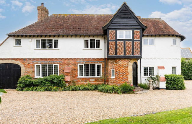 Charming Beach Getaway - Spacious 4BR Sunny Garden - Foto 1