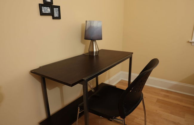 University Retreat With Plenty of Restaurants Nearby - Photo 17