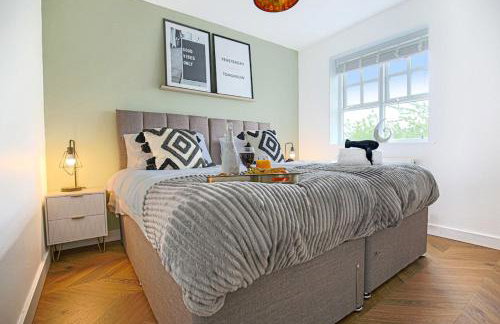 Grace House - Prime Location - Driveway Parking, Pool Table, Fast Wifi, Self Check-In and Smart TV with Sky TV and Netflix by Yoko Property - Photo 15