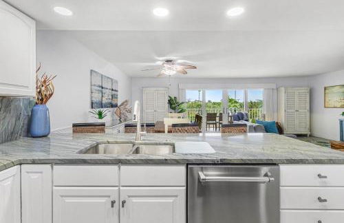 Escape to Beach Oasis! New Management! Updated Beachside Condo with Heated Pool! - Foto 11