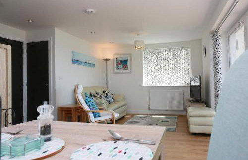 LATITUDE WEST by BOURNECOAST - An Impressive Holiday Apartment with FANTASTIC SEA VIEWS, a Balcony and Parking - FM6180 - Foto 8