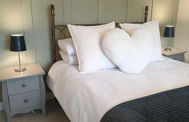 3 Bed Countryside Cottage in Harrogate with free parking and strong wifi - Photo 1