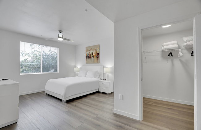 Global Luxury Suites at Town Center - Photo 15