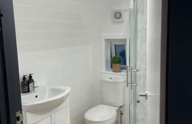 Apex Studio Pod & Jacuzzi Bath - Photo 18