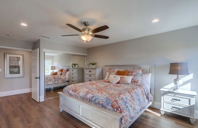 Gorgeous Upgraded 5 Bedroom & 3 Bath Home with pool - Photo 12