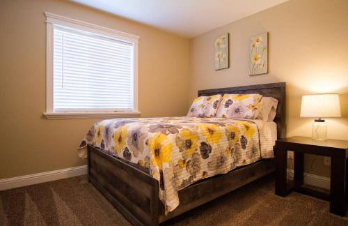 3 Car Garage Full Kitchen Large Backyard Smart TVs - Foto 16