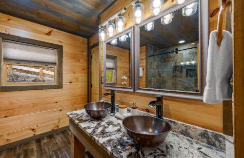 The Overlook - '21 Cabin - Gorgeous Unobstructed Views - Fire Pit Table - GameRm - HotTub - Xbox - Lots of Bears - Foto 27