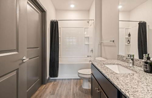 3BR King Bed Balcony North Raleigh - Foto 21