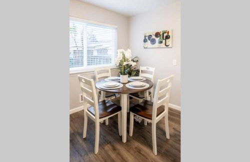 Luxury stay near Oakridge Mall for vacation/work - Foto 13