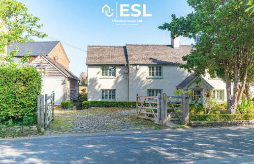 Charming Cottage 3-Bedrooms Sleeps 8 & Hot Tub - Photo 14