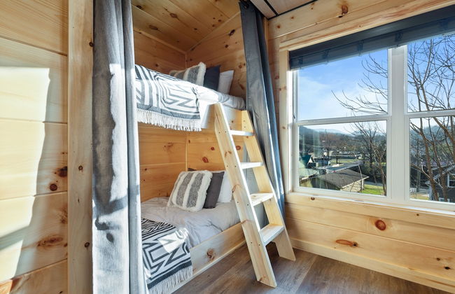 Parkway Paradise w Private Hot Tub - Photo 2