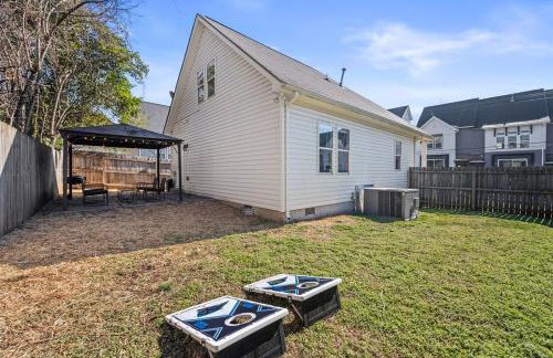 2BR Home with Fenced Backyard, Minutes to Uptown - Foto 20