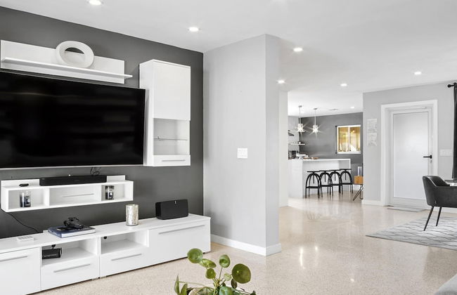 Beach Bliss 10 Mins to Waves 3BR Oasis With Pool - Foto 80