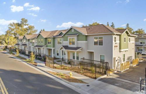 Modern Spacious Pool Apartment PET FRIENDLY - Photo 2