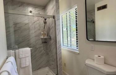 Newly Renovated Lakefront with Dock - Foto 2