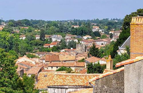 Appartement 2 chambres - 6 personnes - Centre de Parthenay - Garage et Wifi - Foto 3