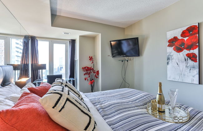 Downtown Studio in Dundas Square - Photo 3