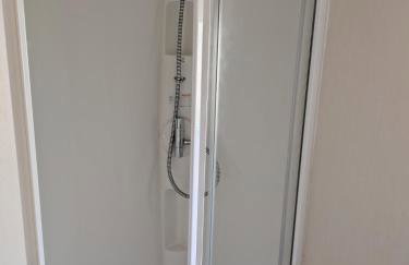 3 bed Sleeps 8 Wifi and Linen inc - Photo 6