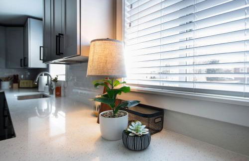 The Yellow Door Denver - Mid Century Design & Comfort - Foto 17