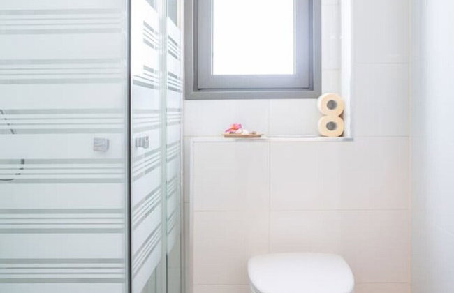 Vibrant Seaside Stay with Balcony by Sea N' Rent - Foto 12