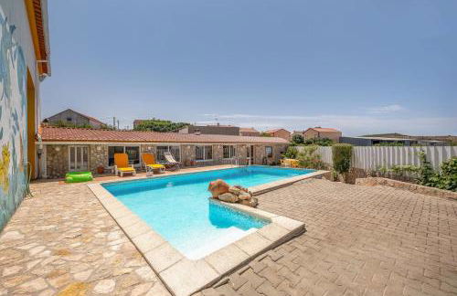 Eclectic oasis with poolside charm in Arranhó - Foto 1