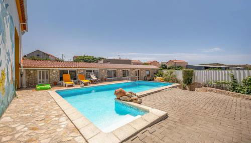 Eclectic oasis with poolside charm in Arranhó - Foto 1