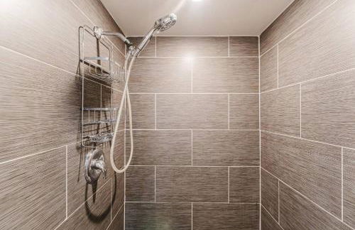 Boca Beachside 2BR 2BA with Pool and Balcony Steps to Sand - Foto 42