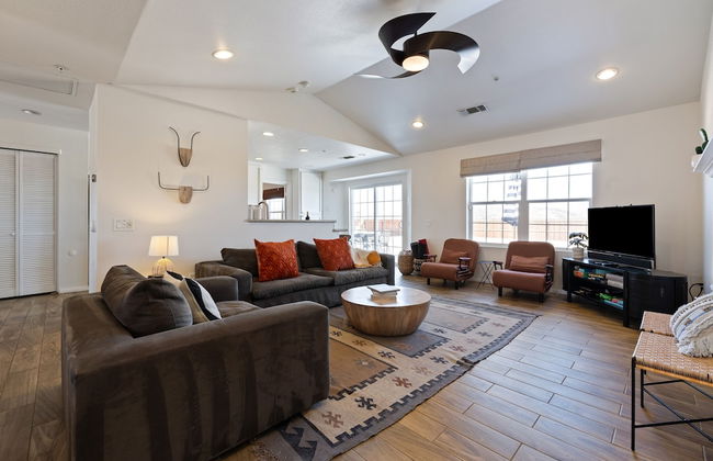 Casa De Kota by Avantstay Pool Firepit Games Secluded Chic - Photo 2