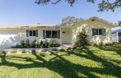 NEW Riverside Retreat with Pool - Foto 1