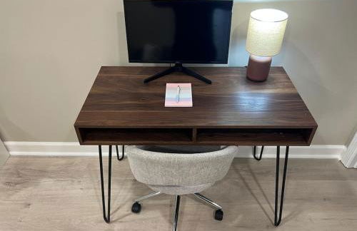 Modern Basement Retreat 2BR King suite - Foto 23