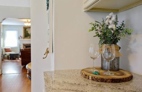 Center St Retreat - 1 Block from Downtown! - Foto 19