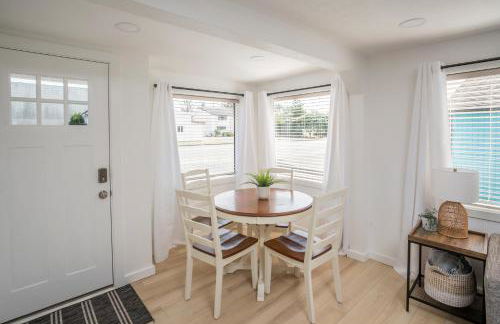 Cozy 2 Bedroom Home, Private Backyard with Hot Tub - Foto 10