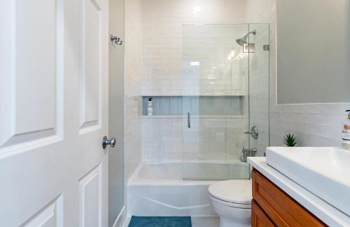 Windy City Getaway - 3BR 2BA Chicago Townhouse home - Photo 50