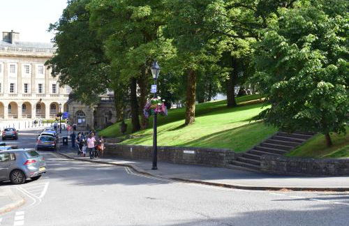 The Buxton Retreat A Luxurious 3-Storey Townhouse with Four Poster Bed and Double Jacuzzi Bath" - Photo 35