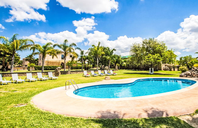 4 bedroom House in Maria de la Salut with private pool and garden - Photo 1