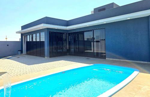 Casa novíssima com piscina ao lado do Centro - Foto 1