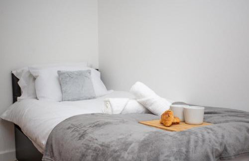 Modern 2BR Pad - 4 Min to Station, Fast WiFi and Smart TVs! - Foto 23