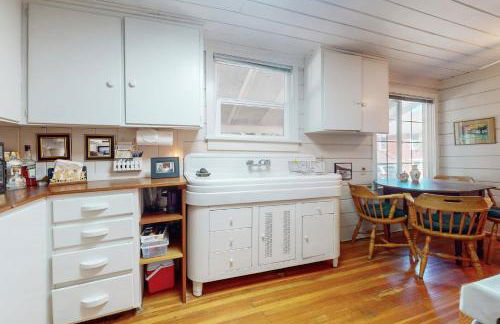 Walk to Town! Dog-Friendly Quincy Getaway with Deck - Foto 4